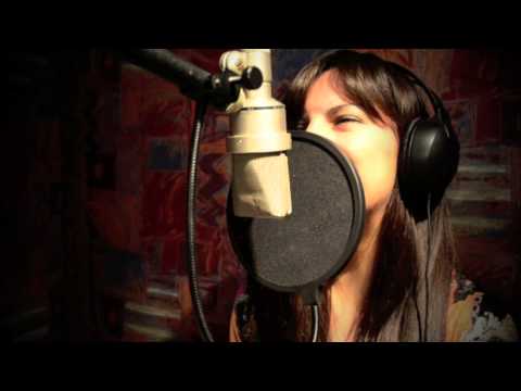 Urpi Barco ft. Marta Gómez - Dime Si Eres Tú (Video Oficial)