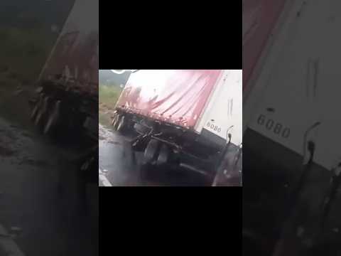 Caminhão sai da pista durante chuva na BR-277, no Paraná