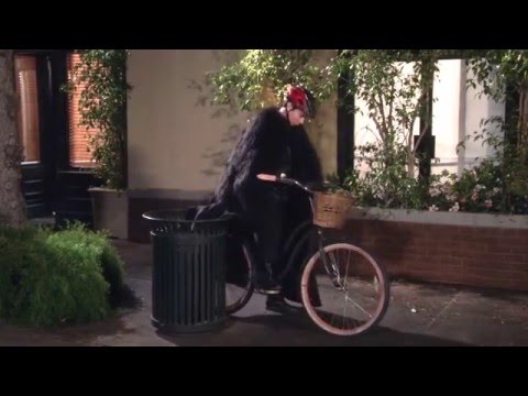 ジョン・スノウの毛皮のマントを着たスチュアートをからかう -THE BIG BANG THEORY (Making fun of Stuart in Jon Snow fur cloak -THE BIG BANG THEORY)