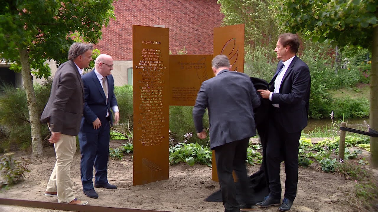 Onthulling monument Herculesramp bij Gemeente huis