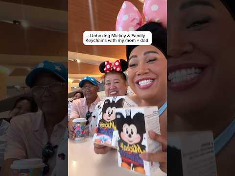 Unboxing Mickey & Family Keychains with Mama & Papa Starrr ❤️ #disney #unboxing #labubu #secret