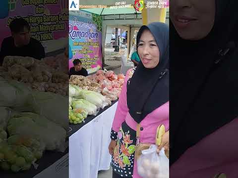 Di sela-sela waktu jeda acara, para kader juga menyempatkan diri berbelanja di lapak-lapak pedagang