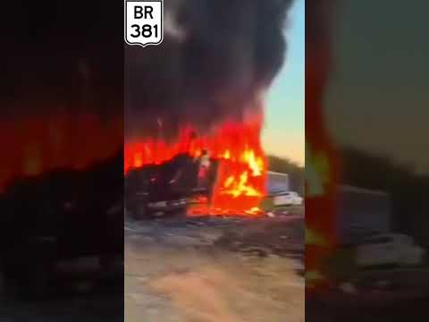 Carreta fica incendiada na BR 381,Fernão Dias em Itaguara MG.