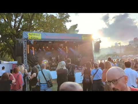 Acoustic Storm aus Frankfurt: Cher - Walking in Memphis (Cover)
