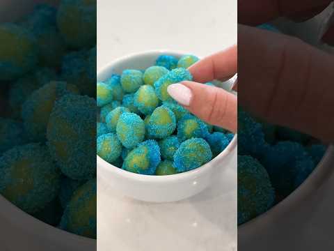*SATISFYING* FROZEN CANDY GRAPES - SOUR PATCH GRAPES #asmr #satisfying #grape