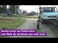 Sandra (52) probeert 10 kilometer te kruipen als eerbetoon aan haar broer