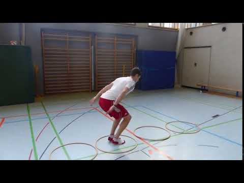 Beidbeinige Strecksprünge durch die Reifen (1)