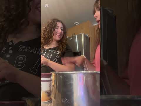 baking an apple pie 😋😛took us two day just to record 