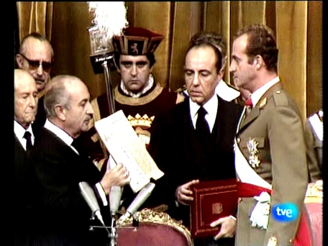 Vídeo relacionado con BANDERA REAL DE ESPAÑA. JUAN CARLOS I. CALIDAD RASO PREMIUM. TAMAÑO GRANDE 150X90