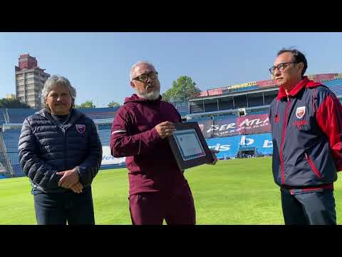 Tomas Cruz ex-jugador del Atlante, en su ingreso al Salón de la Fama