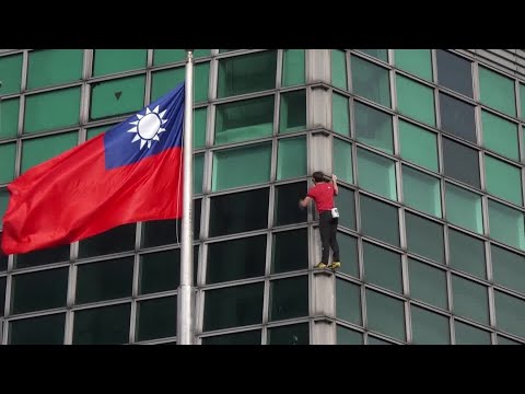 US climber scales Taiwan's tallest building with no ropes | REUTERS