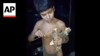 Download lagu Isolated indigenous man makes brief contact with community in Brazil's Amazon mp3