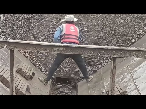 Small barge unloading 2000 tons of cobblestone !