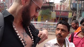 Avoid this man in Varanasi 🇮🇳