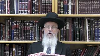 הגאון הרב אברהם יוסף שליט"א מתעטפים בטלית בערב כיפור קודם התפילה כדי לעמוד באימה יראה ולהתפלל בכוונה