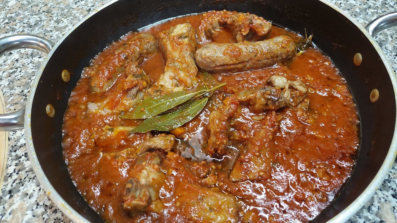 Polenta con sugo di spuntature di maiale e salsicce,tradizione Umbra