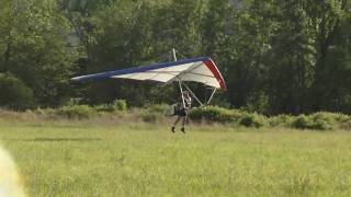 preview picture of video 'Hang glider landing at Ellenville - May 30, 2009'