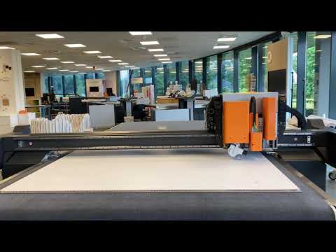 C24 mit Variangle Tool und HF Messer beim Schneiden von Reboard