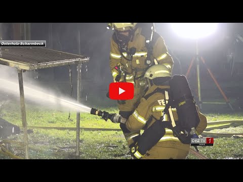 Brand von drei Garagen breitet sich, angefacht durch den Sturm auf Hühnerstall aus