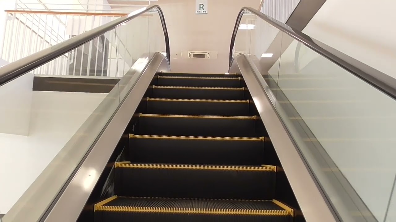 フレスポ鳥栖ウェルカムコート側のエスカレーター（1F～3F・日立製）Frespo Tosu welcome court side escalator(HITACHI)