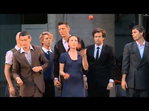 Gandini Juggling: Smashed (Outdoor Version)