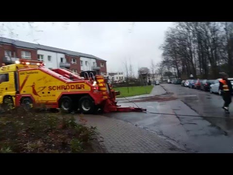 Festgefahrener LKW im Wohngebiet