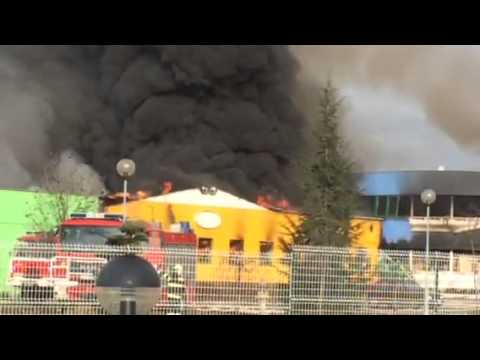 Hasiči bojují s požárem plnírny technických plynů v Turnově