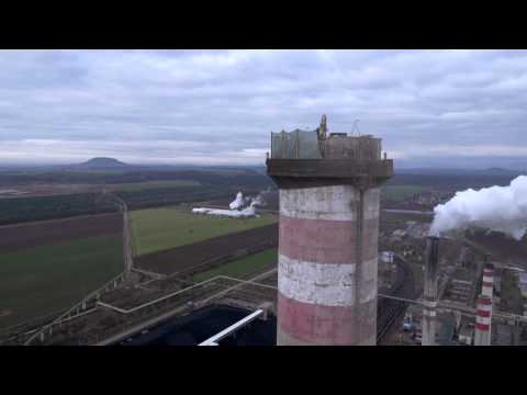 Demolice komína v elektrárně Mělník