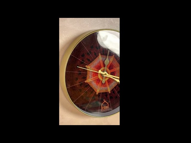 ساعة حائط القبة المتحركة