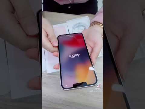 Em gái xinh đẹp bóc tem iPhone 13 hồng siêu xịn - Phú Vượng Mobile