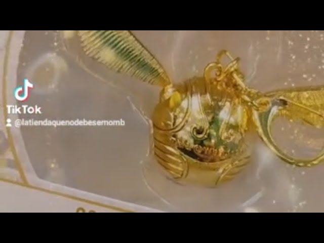 Vídeo relacionado con MONOGRAM Harry Potter Llavero Snitch Dorada, Multicolor (0077764480027)