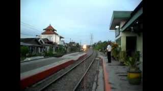 preview picture of video 'KA71 Gumarang bablas Stasiun Tandes'