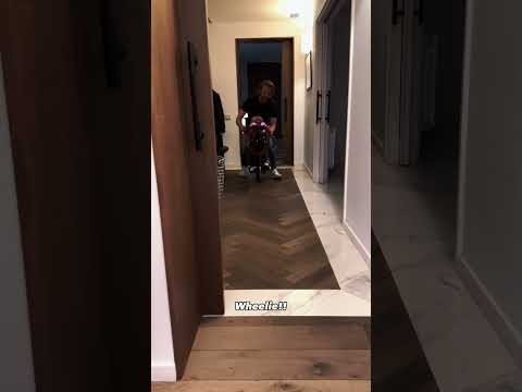 SU PRIMERA MOTO!!  HACE WHEELIES con 1 año!! #hijos #moto