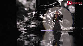 "A tu vera" por Alba Carmona en el desfile de moda flamenca de Pilar Vera