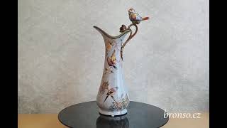 Porcelánová secesní karafa s bronzovým držadlem ve tvaru ptáčka a květinovým dekorem