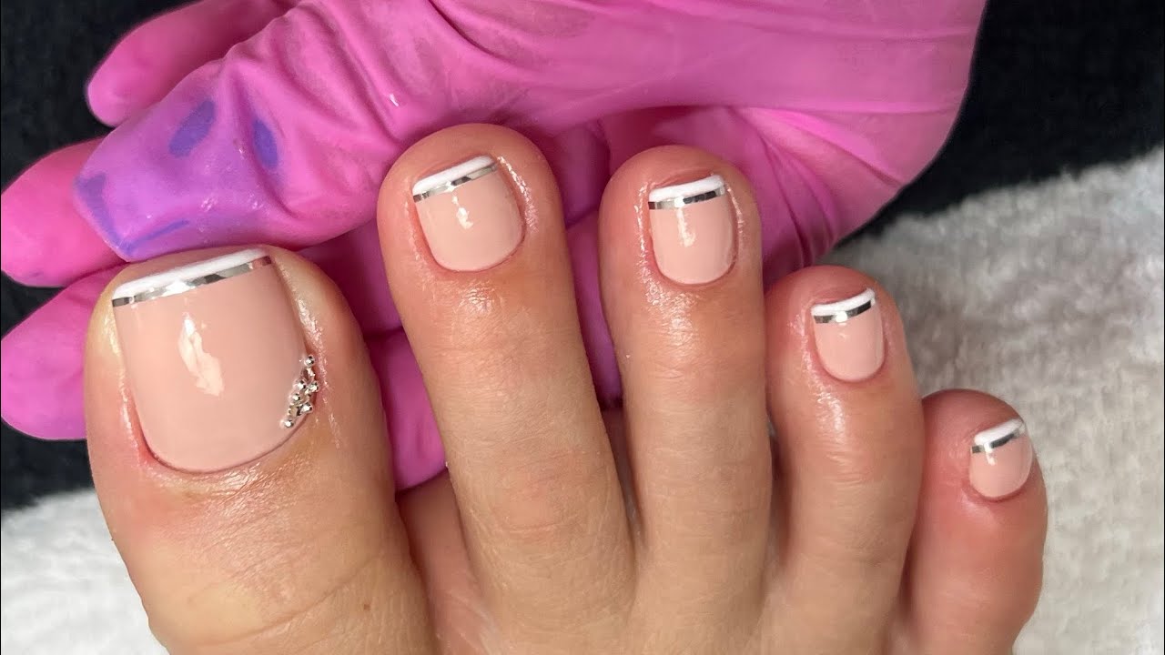 Unhas dos pés decoradas com francesinha,fitilho e pedrarias😍