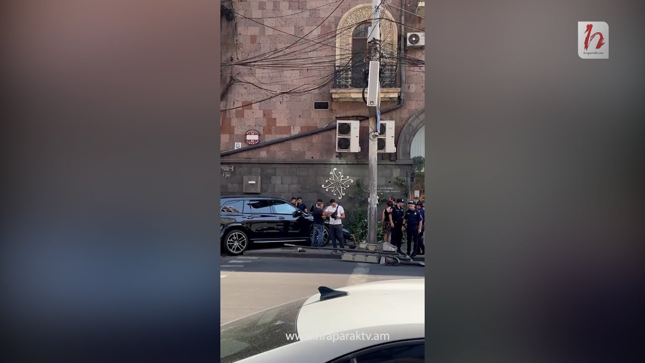 Թումանյան փողոցում մեքենան շրջել է լուսացույցը