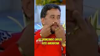 Paulinho Gogó namorando no sofá #humor #comédiabrasileira #piadas #humorinteligente #rindomuito