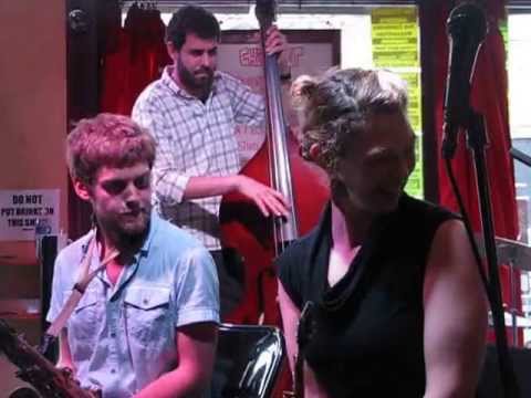 Aurora Nealand & the Royal Roses 1