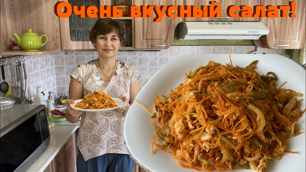 Простые продукты и вкуснейший салат на столе.