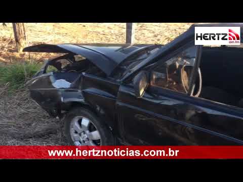 Motorista bate em barranco e capota carro em Cristais Paulista