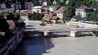 preview picture of video 'Hochwasser in Bern 2005: Heli-Evakuierung aus der Matte'
