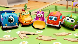 Os carros Mocas brincam com a ferrovia! Desenho animado infantil dos carrinhos monstrinhos