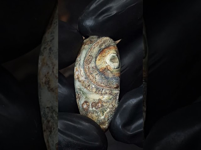 حجر عقيق داؤدي خام تحفة للاقتناء او الاهداء