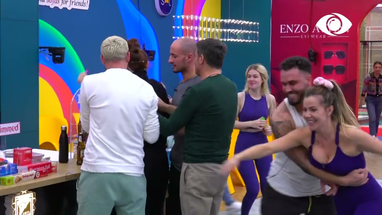 Momente gazmore/ Djemtë kuptojnë misionin e vajzave