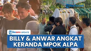 Komedian Anwar dan Billy Syahputra Ikut Angkat Keranda Jenazah Mpok Alpa saat di Pemakaman
