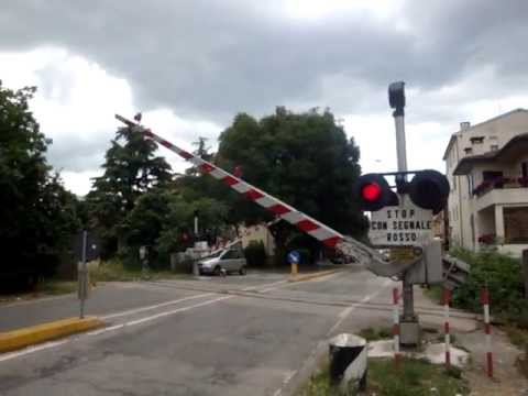 Passaggio a livello con semibarriere di via Tommaso dal Pozzo - Faenza (RA) // Level Crossing