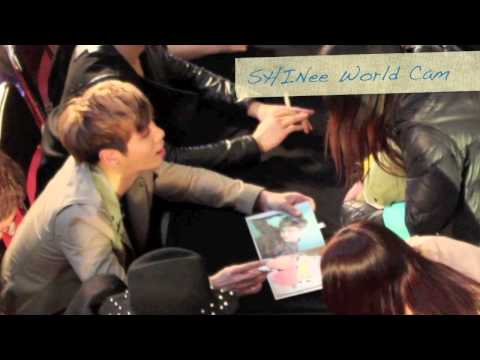 130228 Jonghyun gets gifts from fan at Dream Girl first fansign