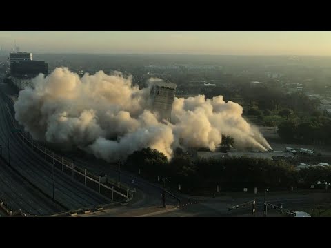 Dallas, la demolizione della torre con esplosivi è spettacolare: ma qualcosa non va come dovrebbe