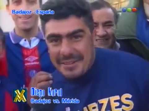 "Chiqui" Tapia (con remera de Boca) saluda a Marcelo Tinelli - Videomatch 1998